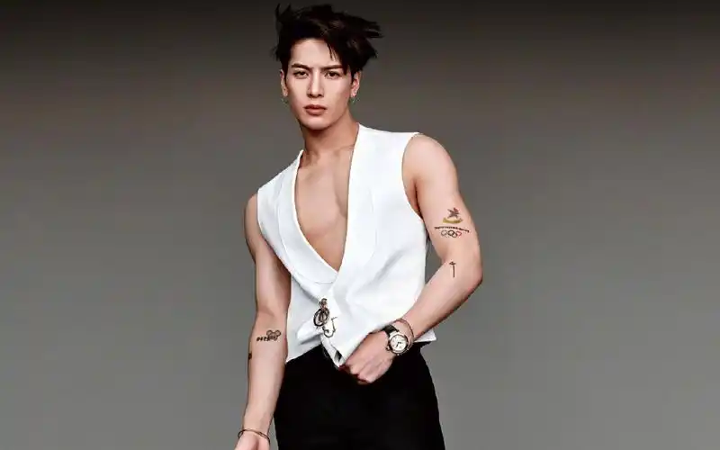 王嘉尔帅气撩人写真桌面壁纸