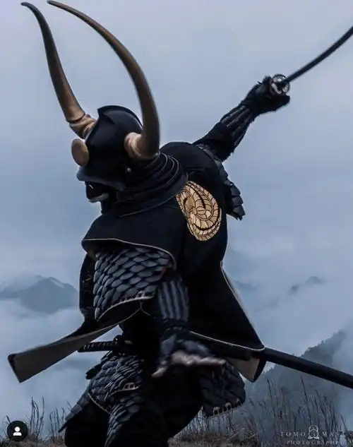 给人穿越时空的感觉日本武士出现在街头所作所为令人搞笑