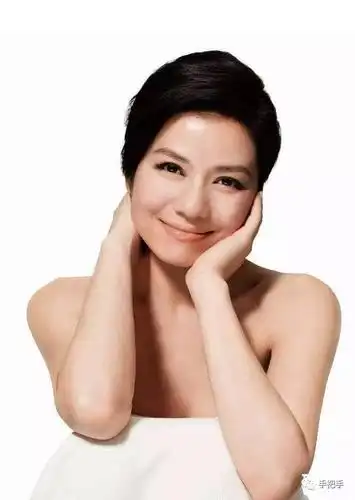 颜值永远的女神钟楚红56岁依然扎着丸子头手把手