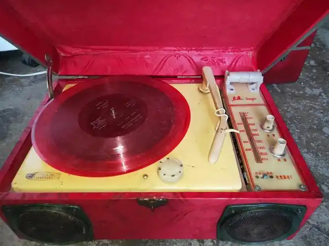 闲鱼号古雅古玩店 微信号aoeyu7200114 六七八十年代留声机,怀旧收藏
