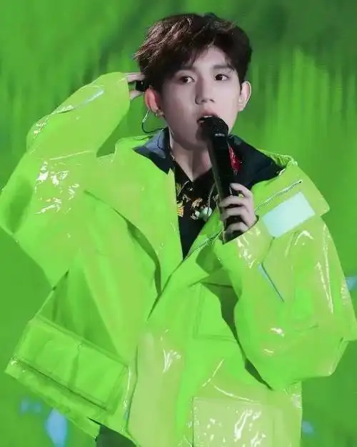 绿色可是王源的应援色好看有型穿出范!