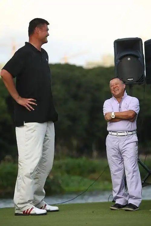 姚明虽然身材高大,但是还挺乖的,站孙俪旁边还挺低调的