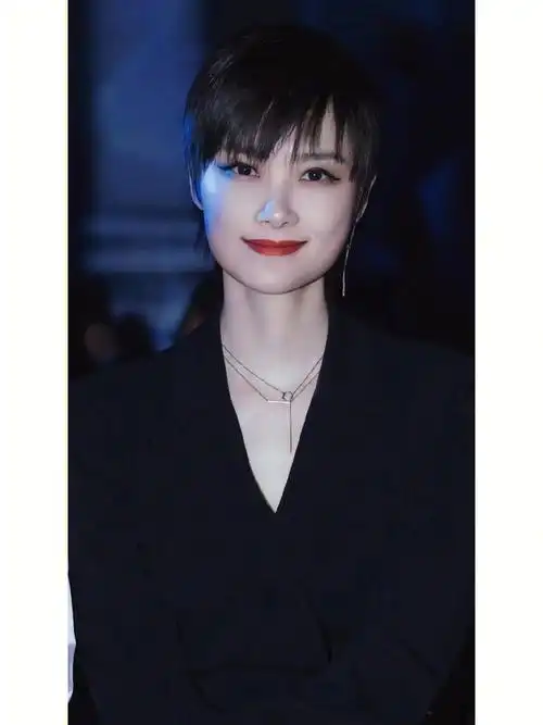 李宇春黑色西装长靴造型搭配gucci最新时尚