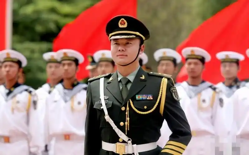 身高1米73以上,每年要走8000公里,每年流的汗水近1吨|女兵|三军仪仗队