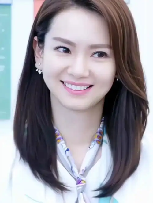 戚薇长发也显中性美?五官立体颜值高,太容易驾驭衣服了-度小视