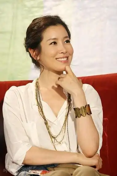 图文:"七公主"长沙见面会--李泰兰托腮