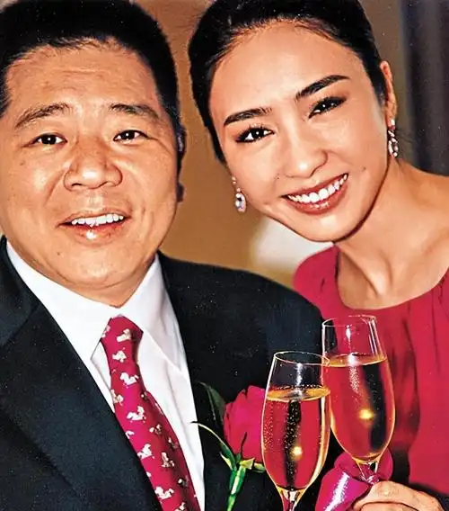 黎姿与3女儿合影犹如四姐妹孩子入读最贵私校学习中华文化