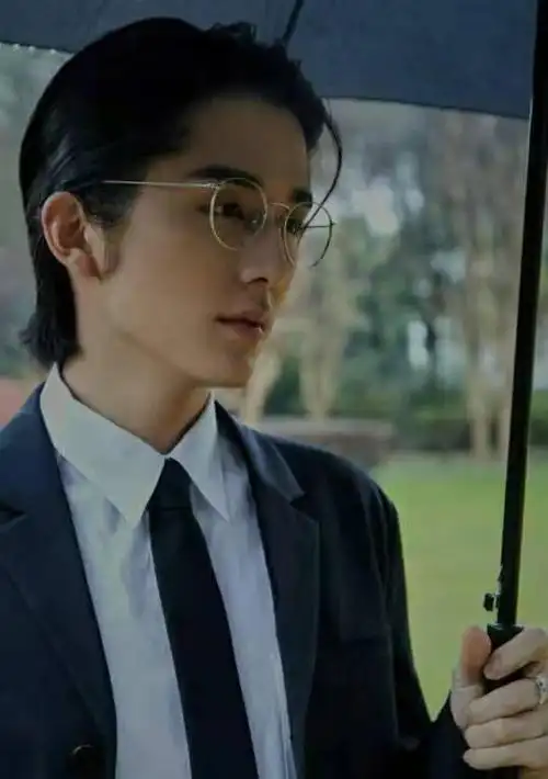 张新成新剧默读路透照曝光留长发戴眼