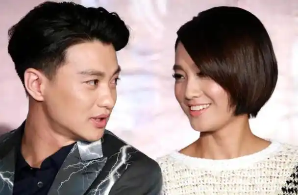 周一围还没亲,章子怡就张开嘴,伸直腿,难怪网友提醒朱丹要小心