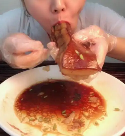 有图 慎入!快手上吃大肥肉是为了催吐方便 不伤胃么