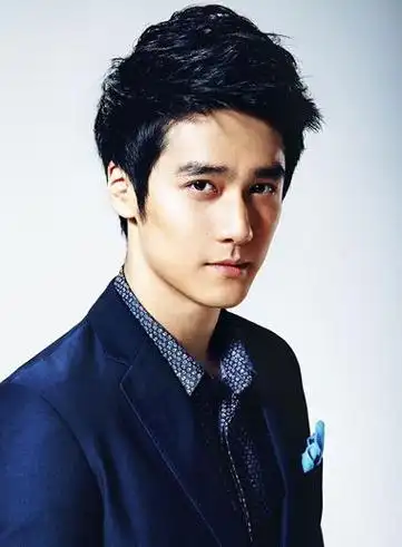 男四方脸斜梳露额 短发发型