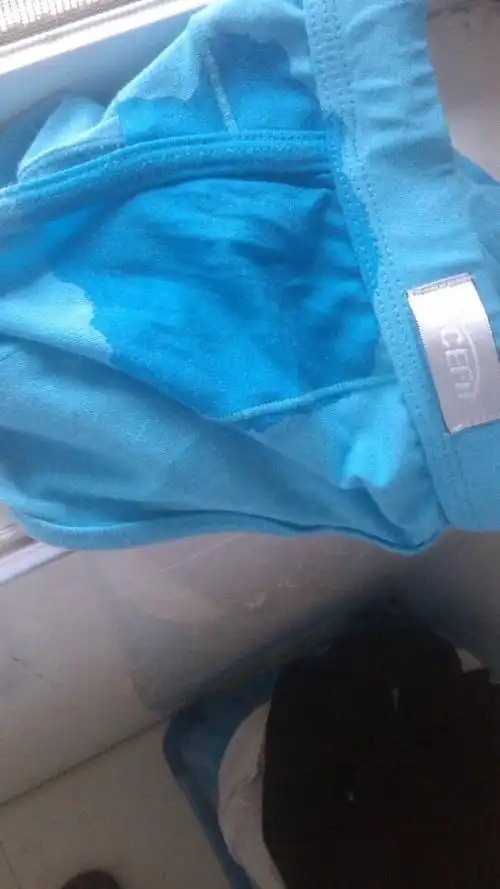 上做梦遗精了,好像做的不是春梦,反正有快感,然后早上醒来发现内裤湿