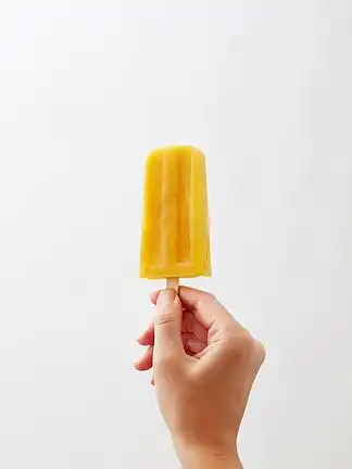 冷的自然酸奶冰冰棍儿,握在白色背景的一只女性手与 i>文 /i> i>本 /i