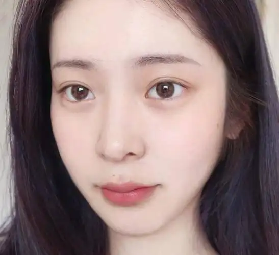 天生带妆脸的女生素颜比化妆还好看对比这些特点你是吗