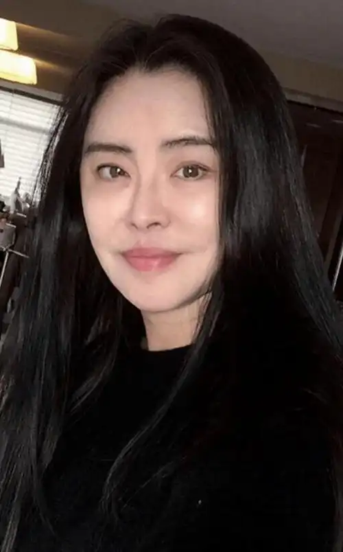 56岁王祖贤罕见露面穿纱裙又高又美就是嘴凸太影响颜值