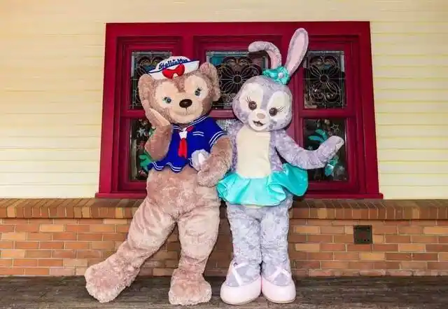 迪士尼"玫玫"中暑拒摘头套引热议,背后的原因让人心酸!_手机搜狐网