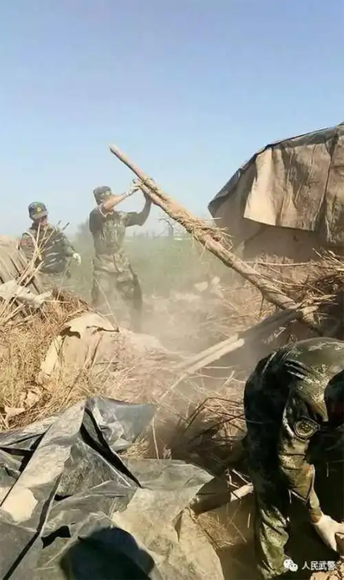 总队立即启动抢险救灾应急预案并开设基指,司令员管延密,政委王爱国第