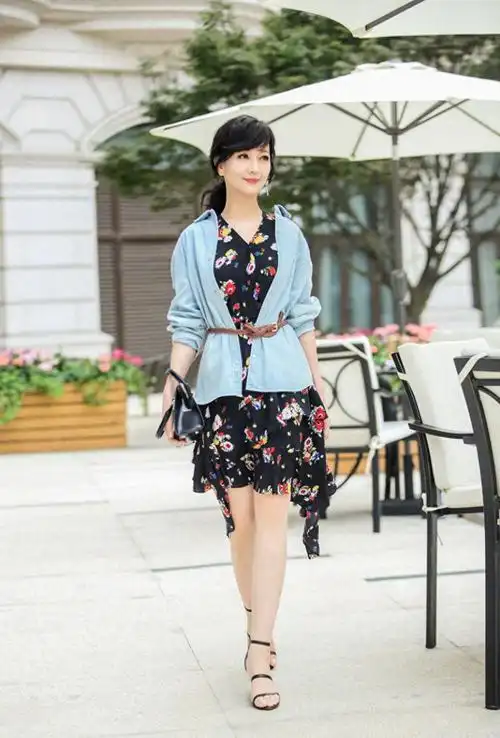 赵雅芝的穿搭才是奶奶辈该有的时髦印花连衣裙绑腰带气质高贵