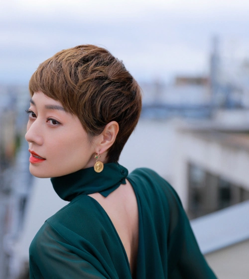 马伊琍难得留头发一点点长就要扎个啾啾没短发时髦但看着年轻