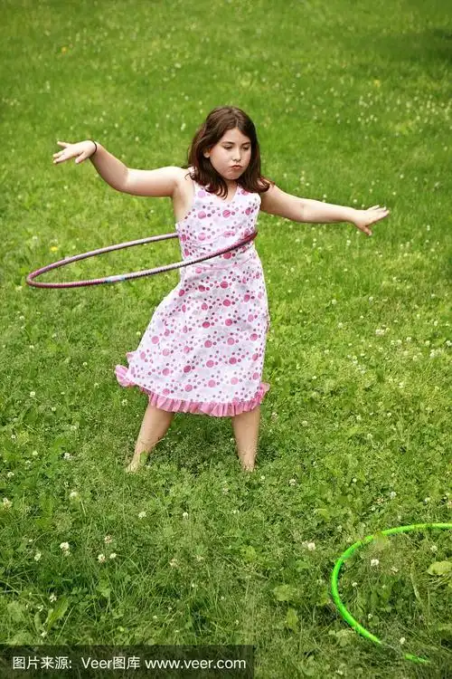 小女孩在玩呼啦圈