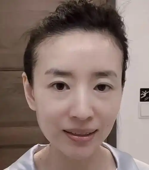 董洁素颜生图太惊艳!苹果肌饱满红润,越来越"少女"了