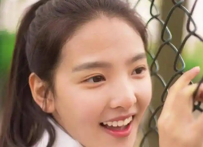 网友晒章若楠5年前的旧照,眉毛鼻子变化大,如今越来越秀气_照片_美