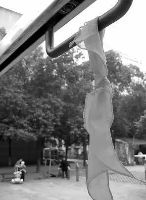 女童模仿上吊魔术用红领巾自缢