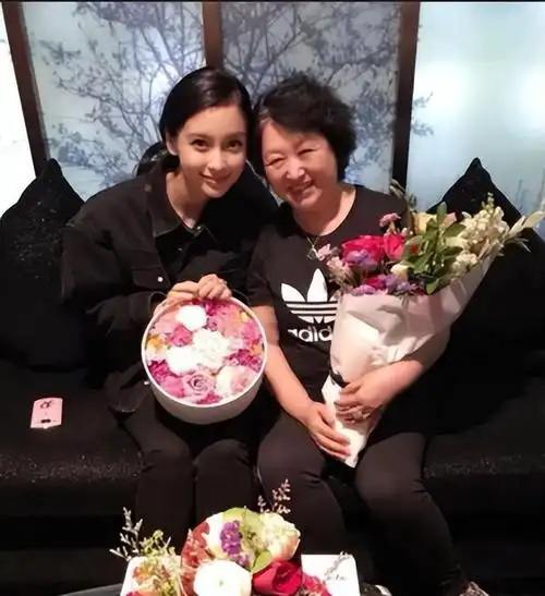 "看到杨颖美丽年轻,又曾经获得许多