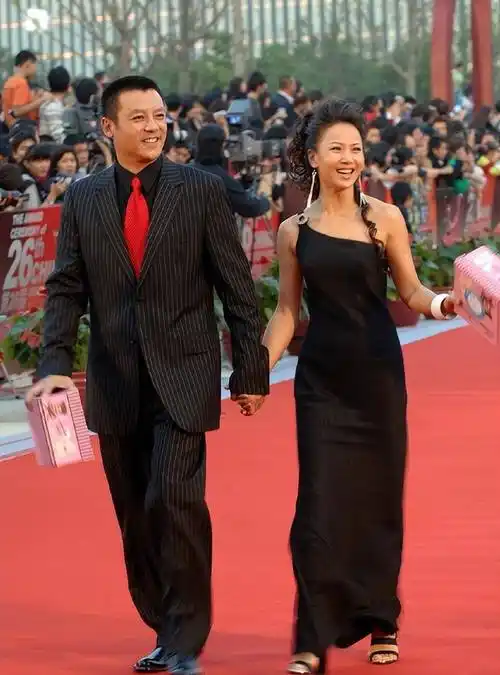 时至今日,赵越已经57岁,而他的丈夫佟凡,已经62岁,两人走到如今,携手