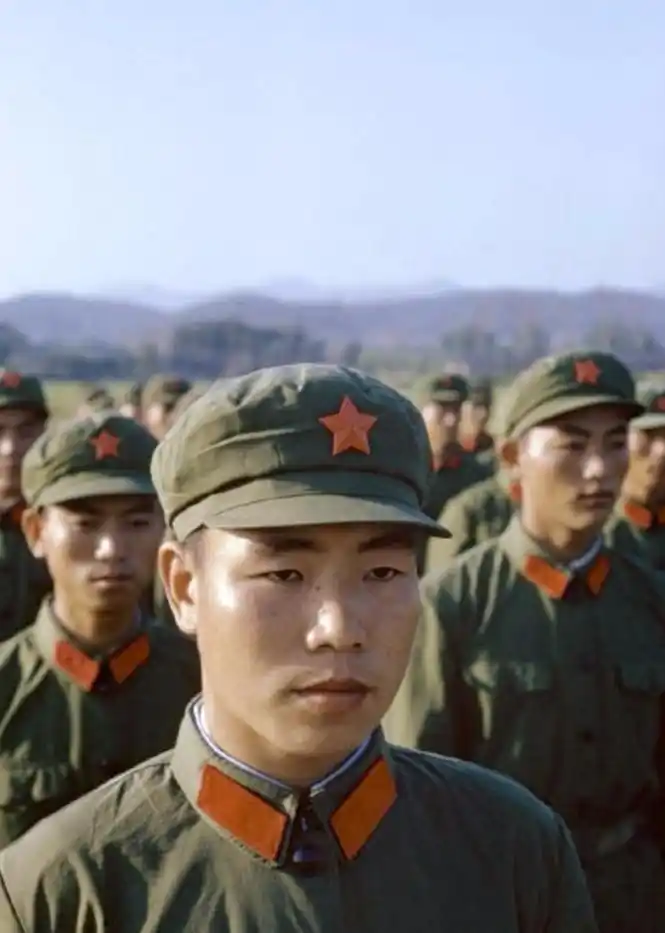 红帽徽,红领章是65式军服的显著标志,也是那个时代的象征,并广为全国