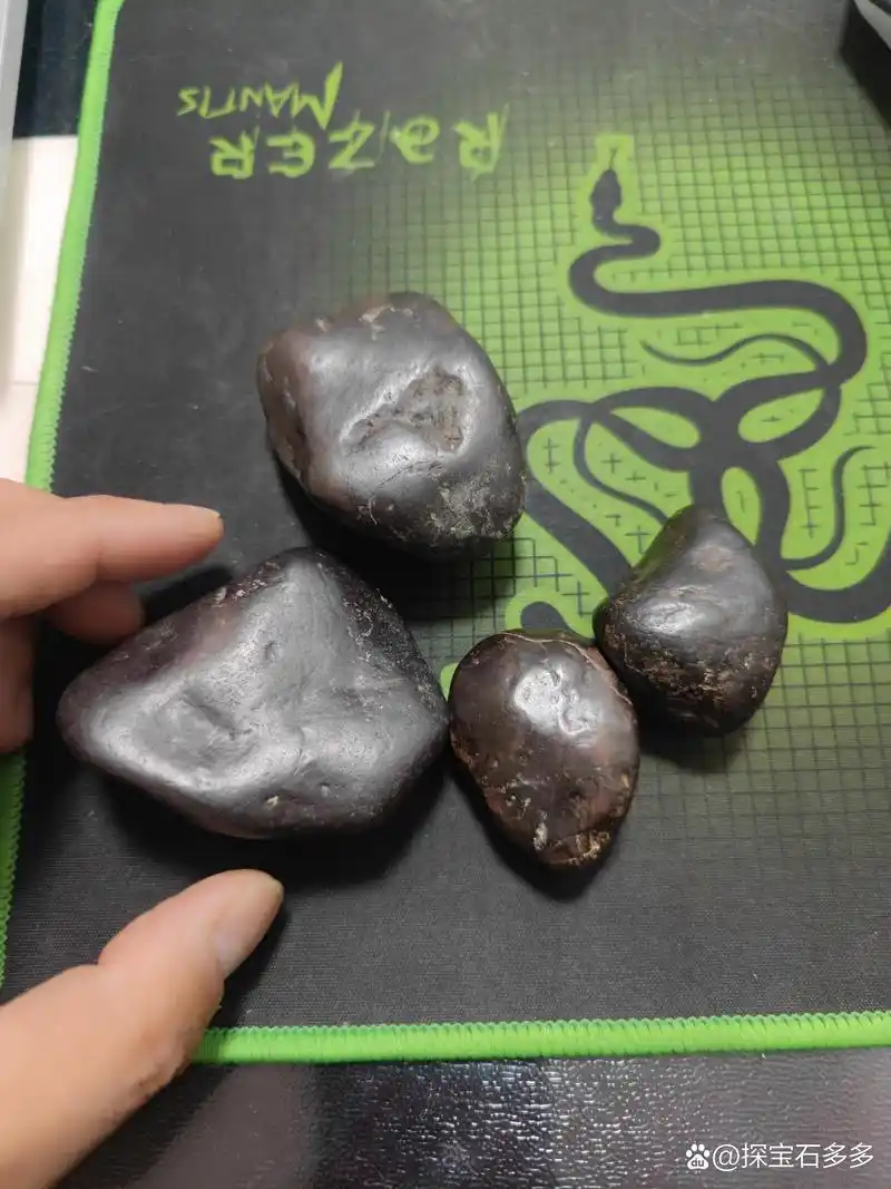 这几个是朋友洗沙子时捡的,送给我了,很奇怪的石头,陨石特征很明显