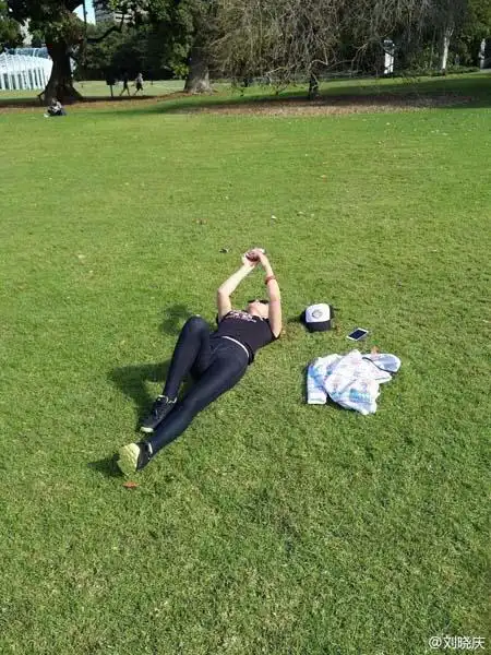 日,刘晓庆在微博发出一组照片,照片中,刘晓庆躺在草地上晒太阳的照片