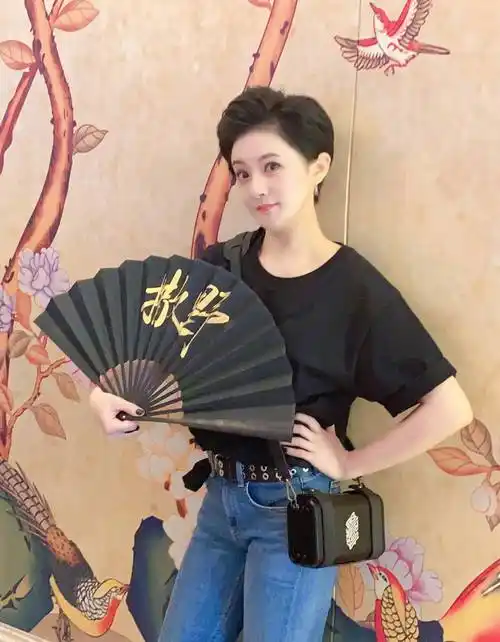 40岁"小婉君"金铭近照,眼袋大略显老,仍有童年粉丝在线求婚_长发_网友