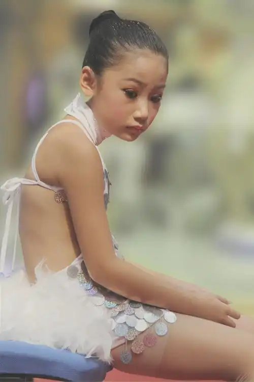 跳拉丁舞的女孩