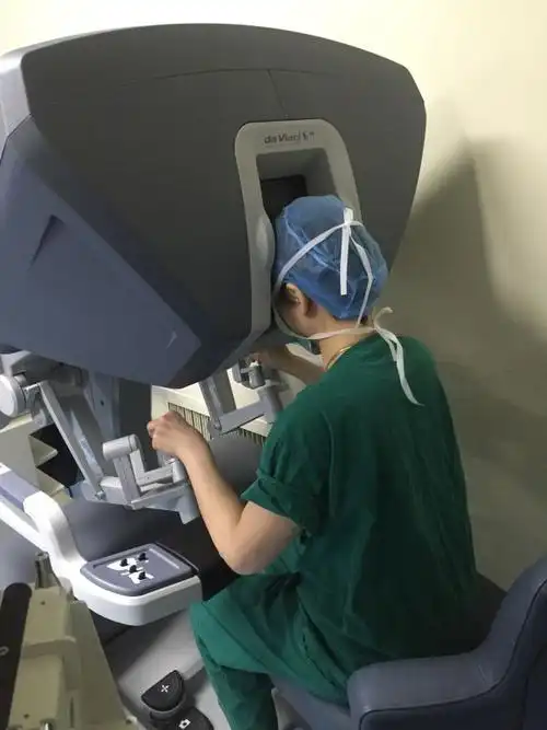 一台达芬奇手术机器人主要由三个部分组成:控制中心,操作系统以及影像