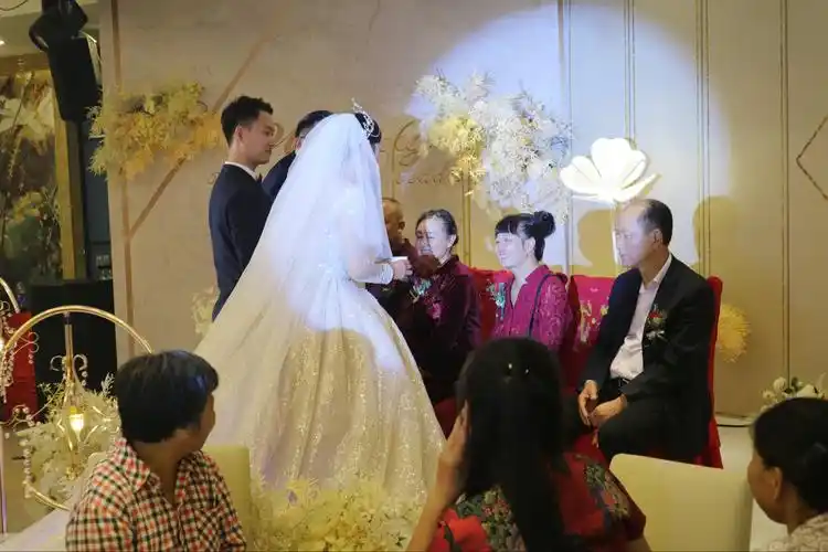 28王君同学的儿子结婚喜宴在花湖金花大酒店隆重举行婚礼仪式正好也是