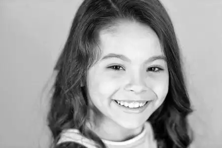 女孩卷曲的发型可爱的笑脸照片