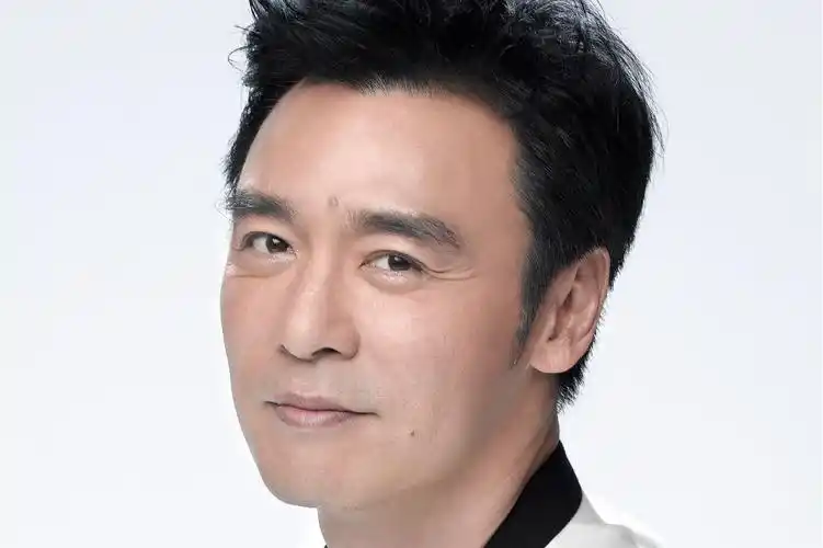 p>钟镇涛(kenny bee),1953年2月23日出生于香港,中国香港男歌手,音乐