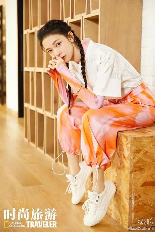 近日,陈瑶在个人微博晒出一组运动写真,身穿运动服的陈瑶扎着鱼骨辫