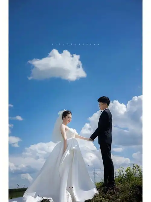 与你牵手草原婚纱
