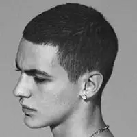 男士小平头夏季头像照片【点击鼠标右键下载】