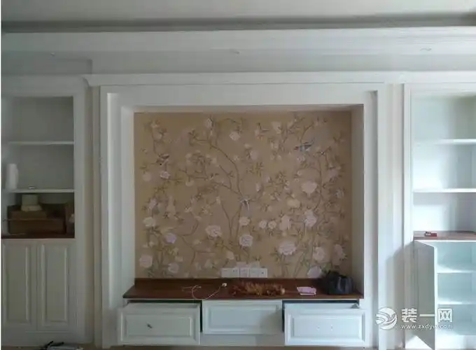 电视背景墙采用壁纸和木工打造的柜体相结合,美观大气.