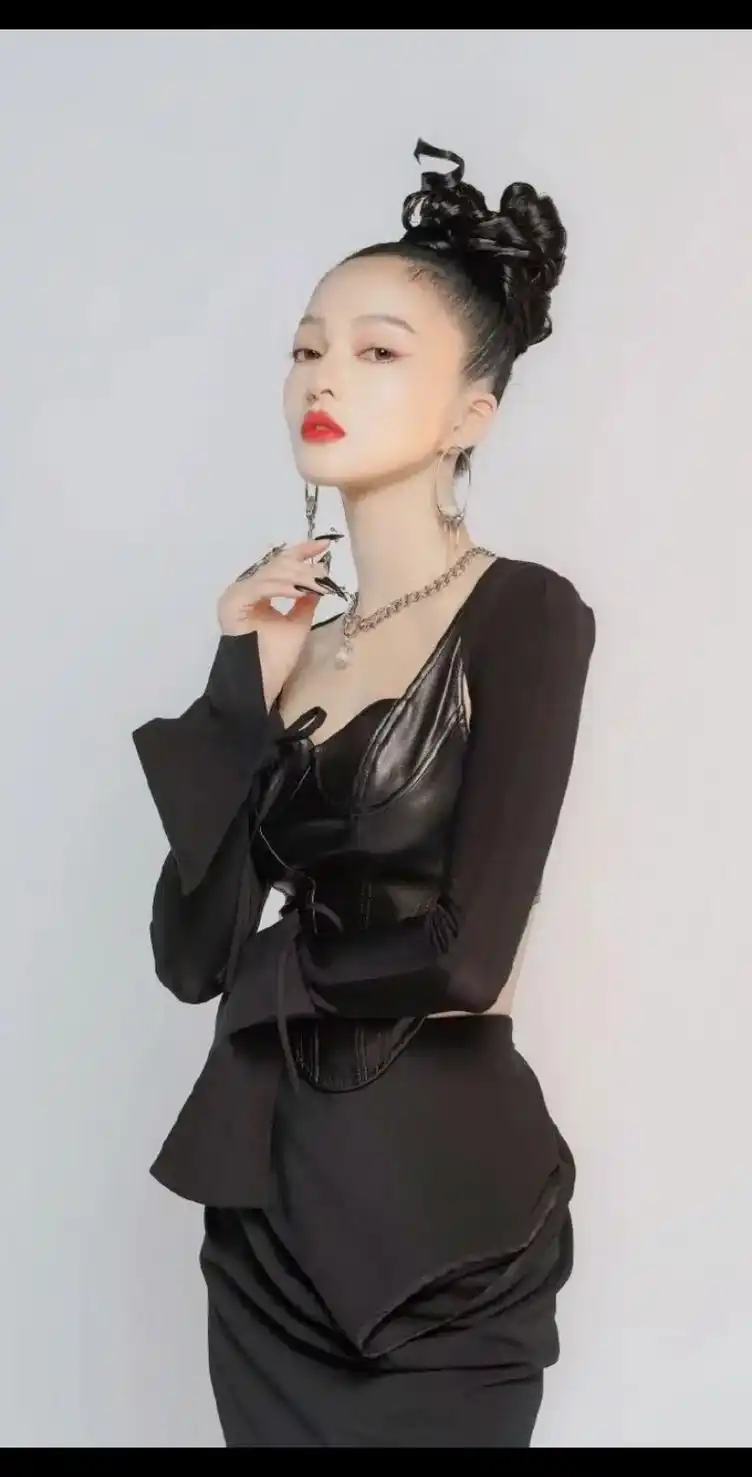 张韶涵,1982年出生台湾省桃园市,演员,歌手,成名曲,遗失 - 抖音