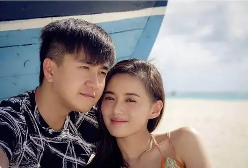 疑似翟天临和江铠同结婚照曝光 发布会甜蜜回应传言