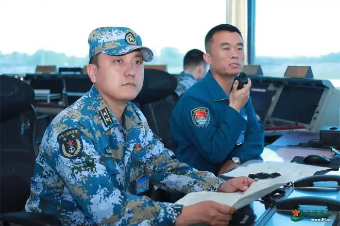 猎鹰战巡海天丨北部战区海军航空兵某部组织战备巡逻飞行