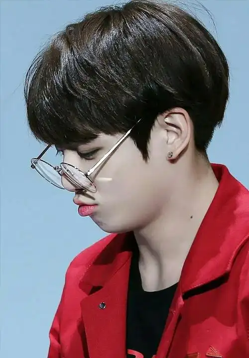 怎么那么甜"金泰亨的嘴边都是刚刚喝的草莓牛奶的痕迹这让田柾国不由