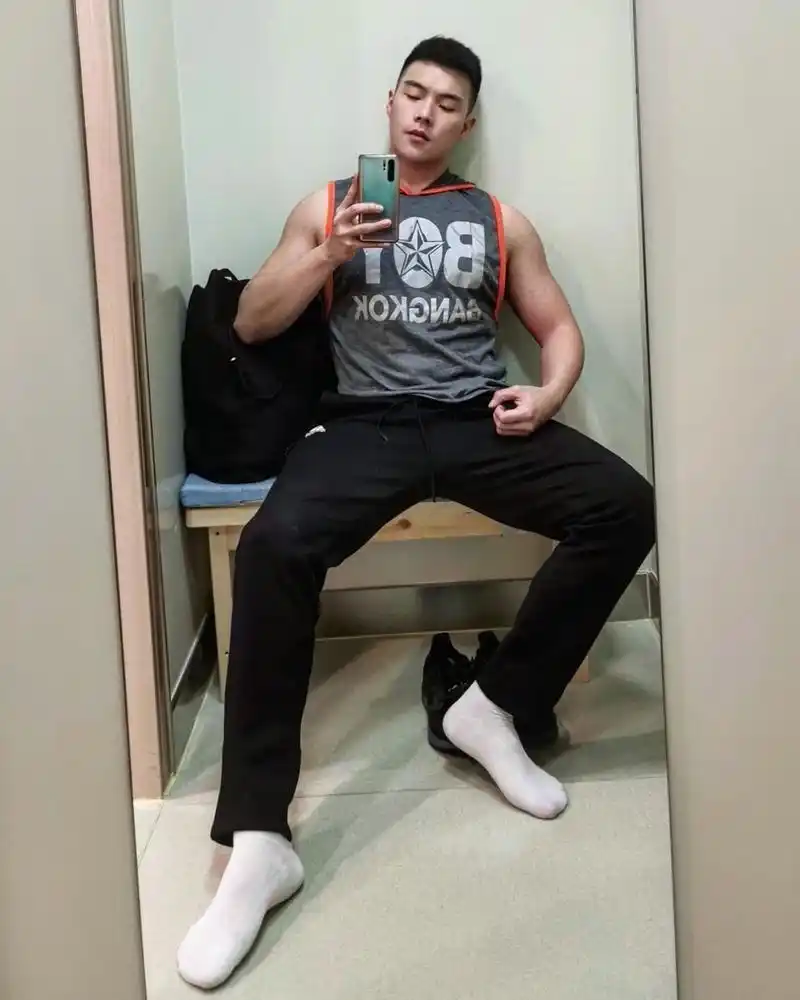 在健身房自拍运动打卡的肌肉帅哥,有你喜欢的吗?