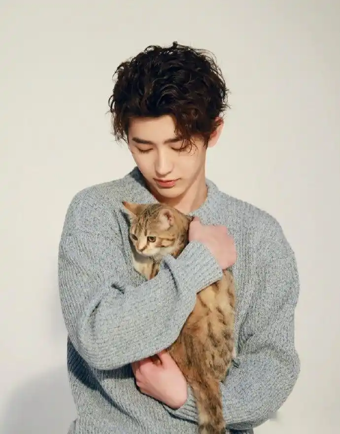 蔡徐坤最新写真新鲜出炉 ~  宠物博主蔡徐坤上线!