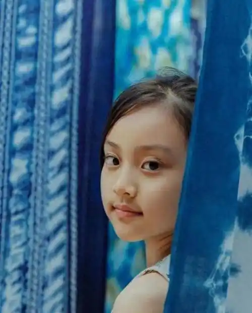 李小璐女儿甜馨旅游照曝光,模样越长越像妈妈,网友:高级电影脸_贾乃亮