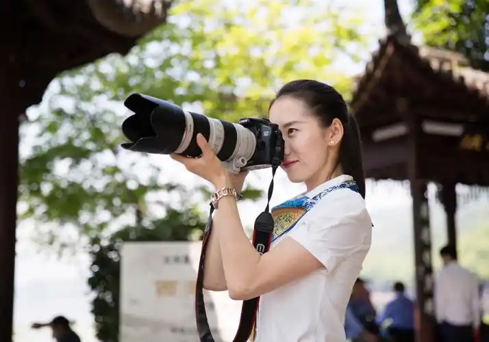 data-lemmaid="23313866">胡娜娜 /a>,她是一位90后杭州网约导游,她